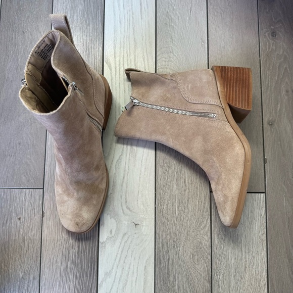 Steve Madden Tan Ankle Booties with Elastic Panels - Picture 2 of 9